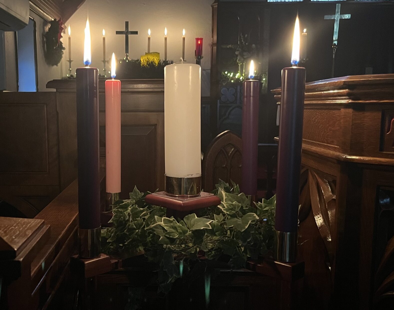 advent wreath with four candles lit