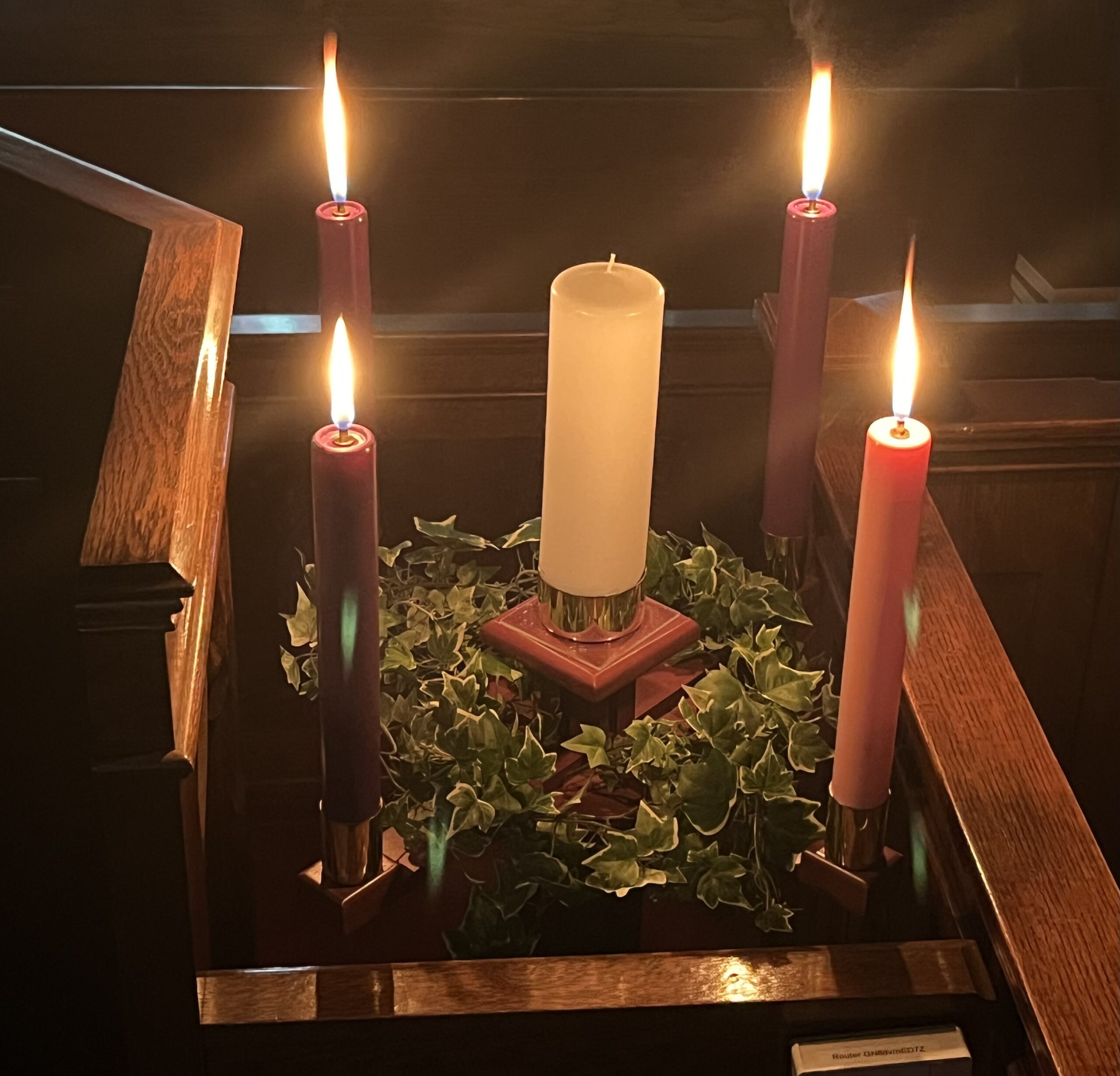 4 lit candles on advent wreath